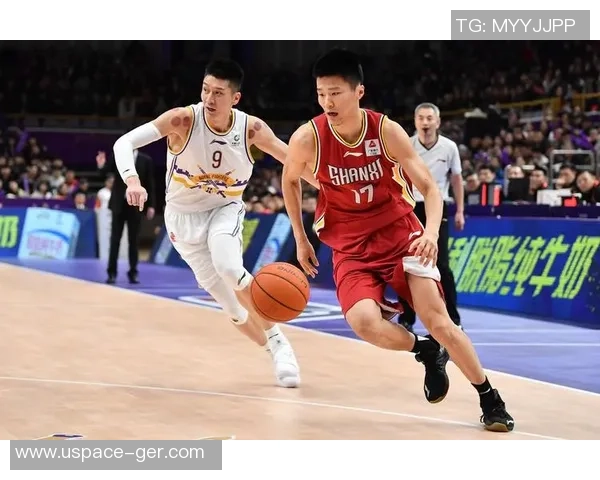 方硕在篮球赛场上的崛起与成长之路：从青涩新秀到球队核心的蜕变故事